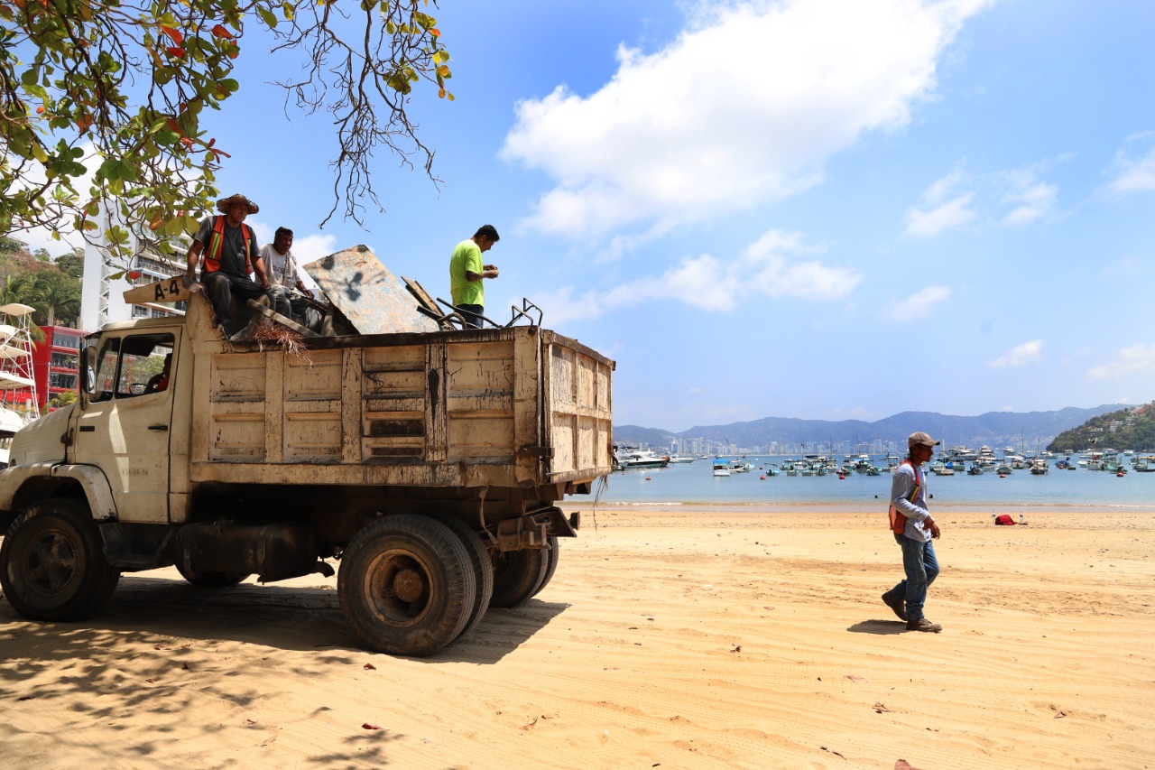 Autoridades intensifican labores de limpieza en playa Manzanillo