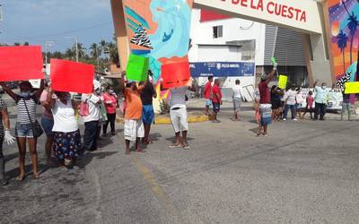Protestan prestadores de Pie de la Cuesta; exigen apoyos por el Covid-19