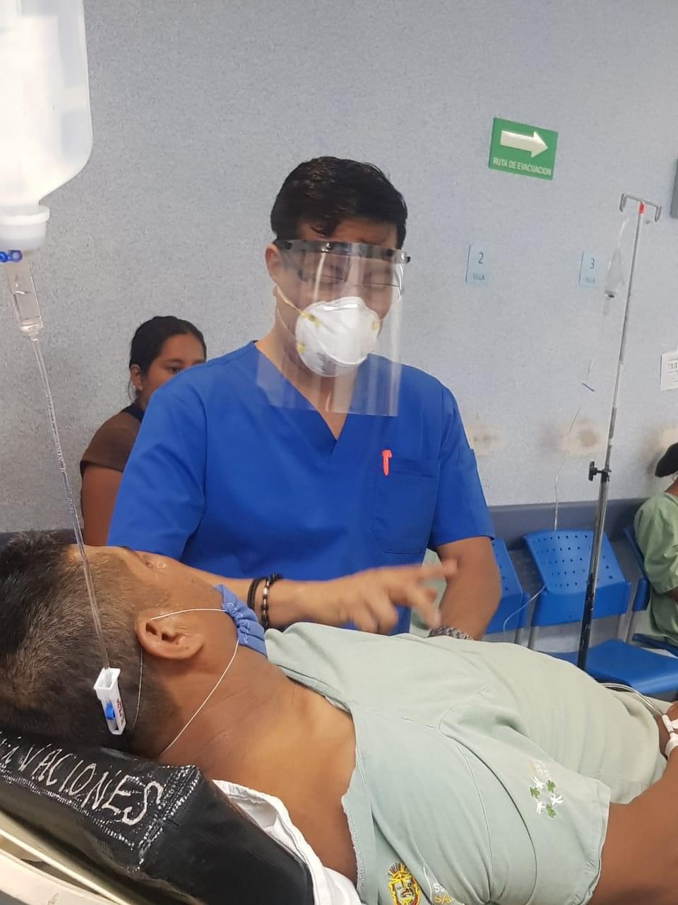 Dona emprendedor las primeras 15 caretas a personal médico para enfrentar Covid-19 en Guerrero