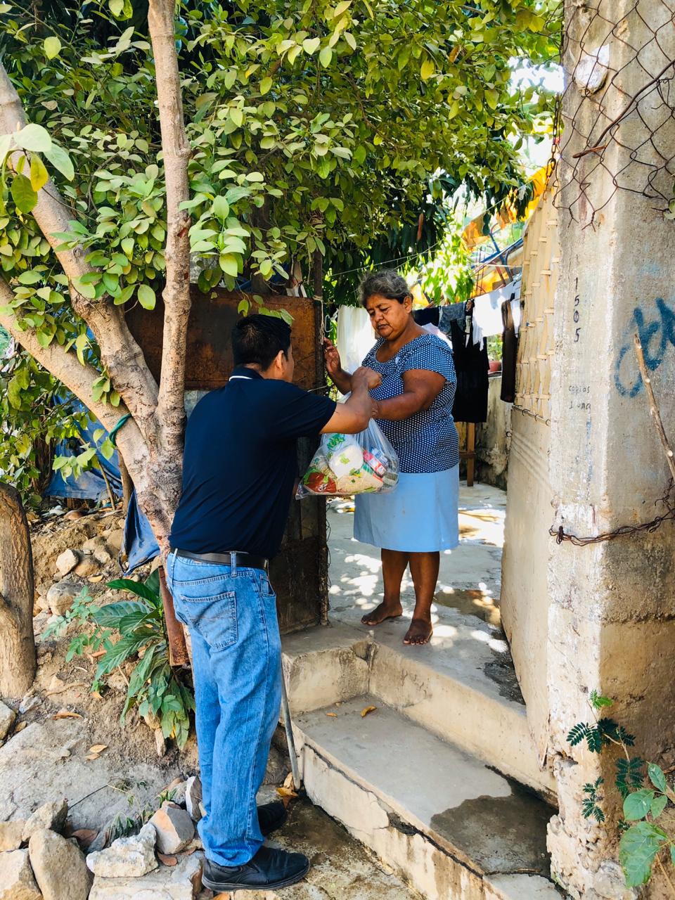 Despensas llegan a manos de la gente necesitada en Acapulco