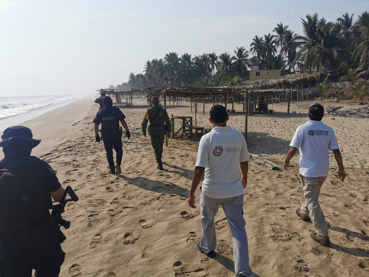 Retiran elementos de seguridad a bañistas y vendedores ambulantes de playas de Acapulco