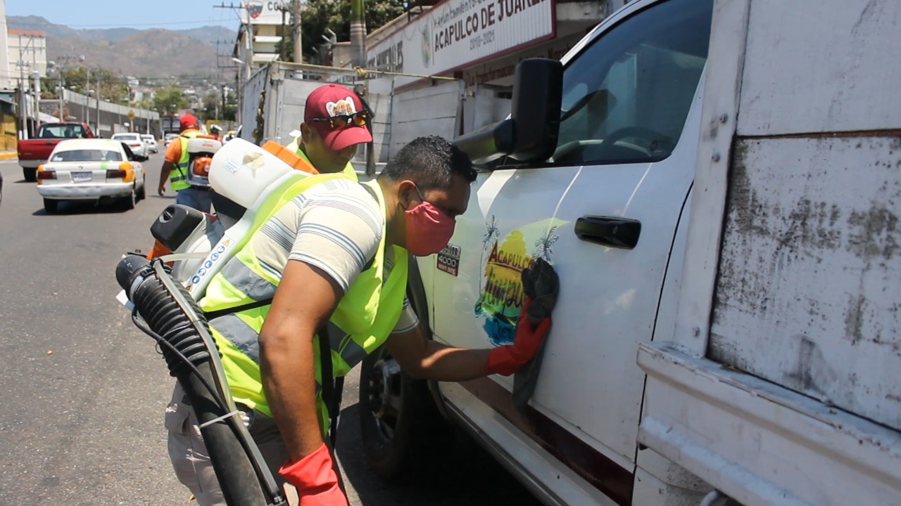 Limpian y desinfectan equipo y vehículos oficiales para prevenir contagios