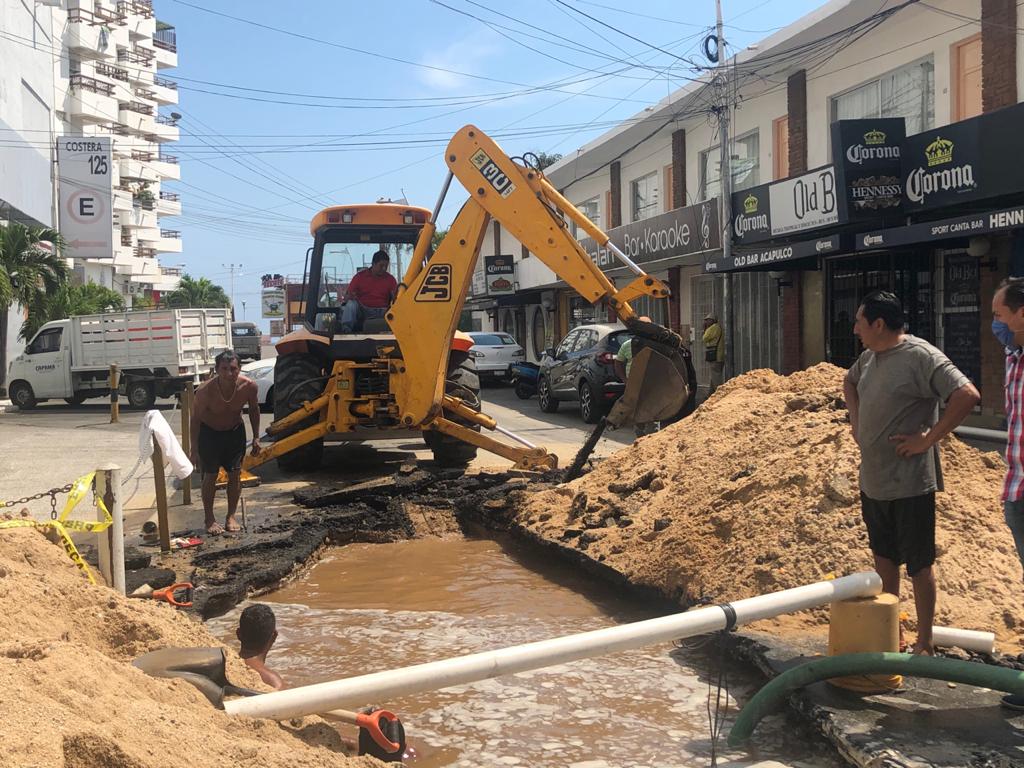 Repara Capama fuga de agua potable en la Costera Miguel Alemán