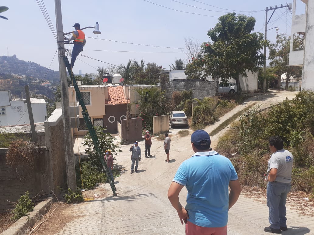 Rehabilita Alumbrado Público luminarias de la colonia Mozimba