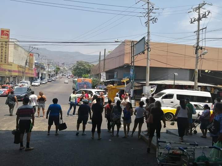 Con 2 bloqueos, exigen despensas en Acapulco por contingencia del Covid-19