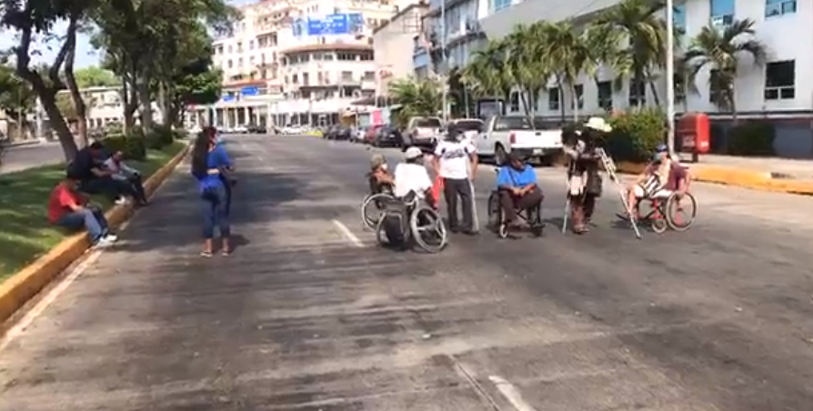 Bloquean personas con discapacidad la Costera de Acapulco