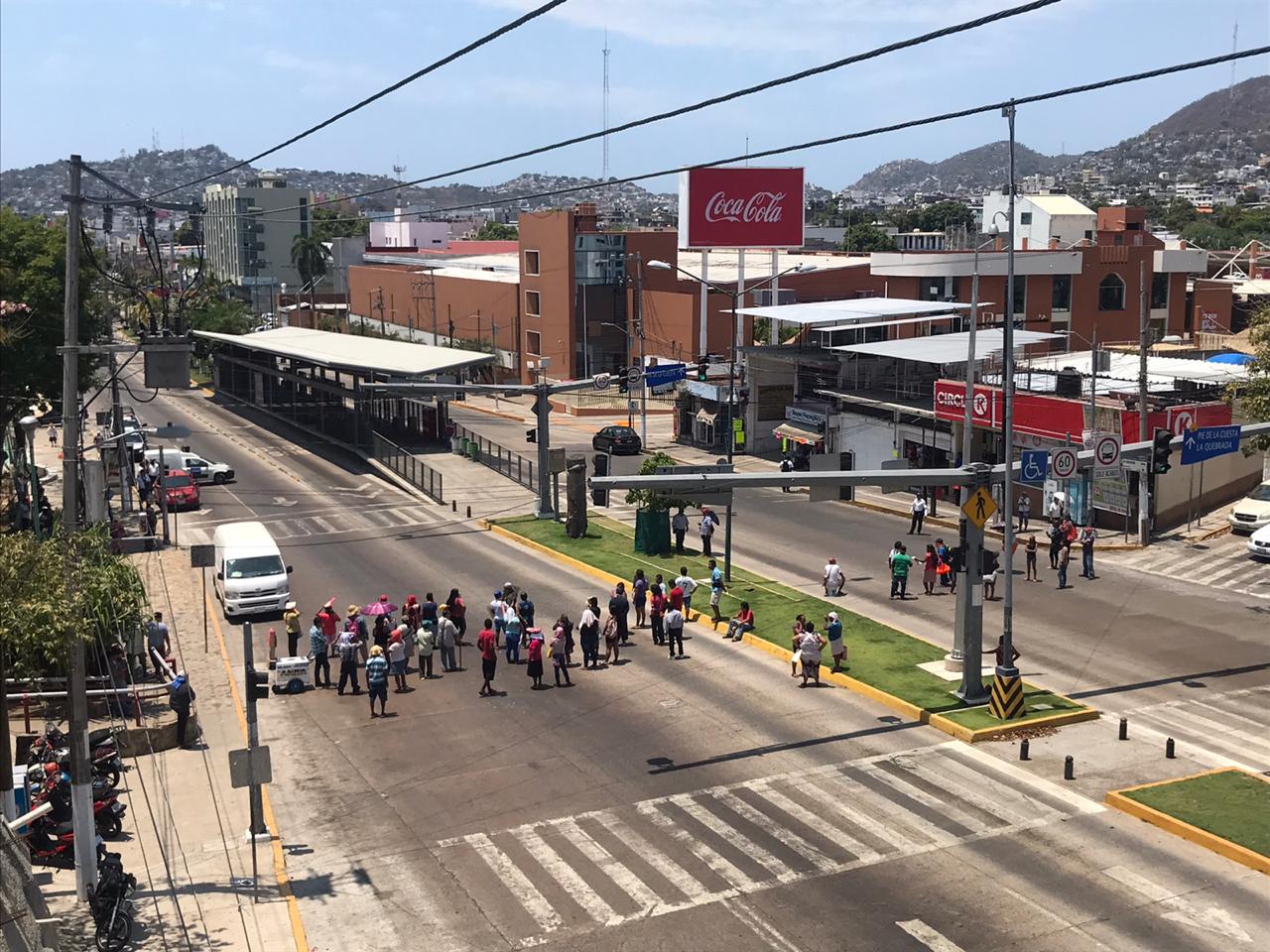 Bloqueos y protestas de comerciantes y taxistas en Acapulco para exigir apoyos