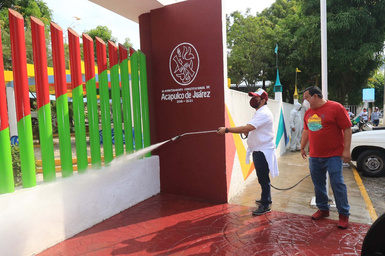 Limpian funcionarios fraccionamiento en Acapulco