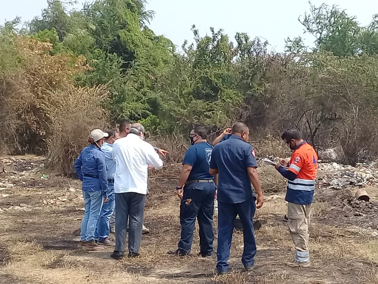 Detienen y multan a 2 personas que tiraban escombro en basurero clandestino de Acapulco