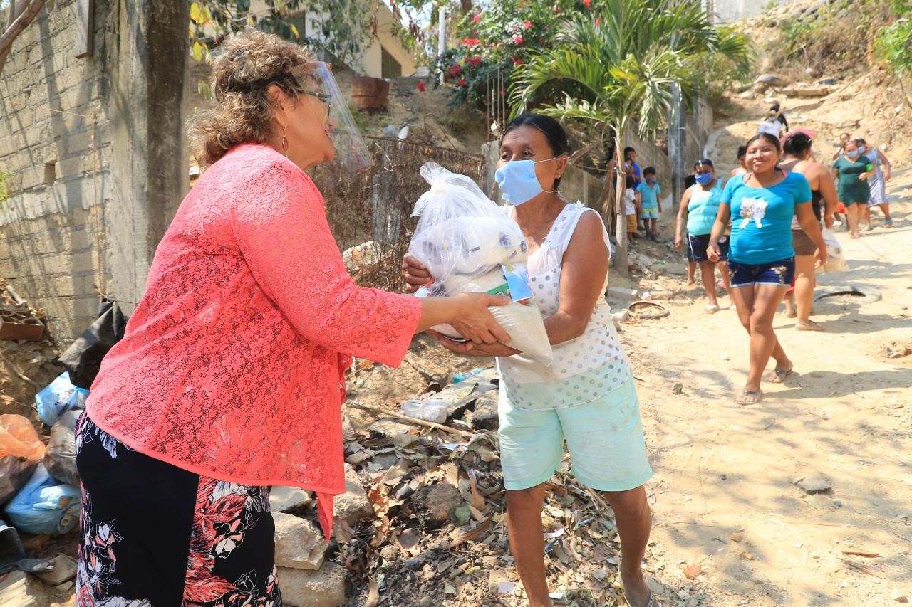 Encabeza Adela Román entrega de apoyo alimentario en colonias marginadas