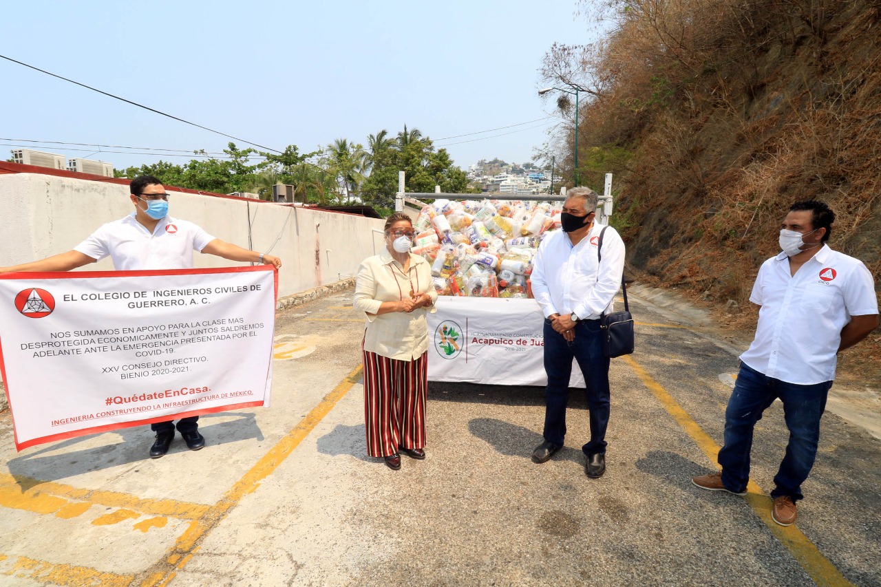 Donan ingenieros civiles 300 despensas al Ayuntamiento