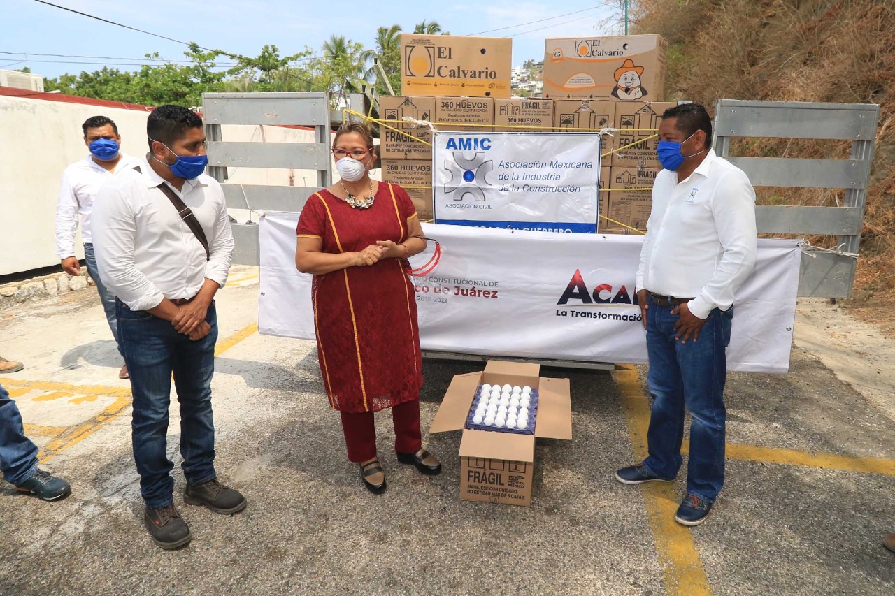 Constructores donan huevo fresco para cocinas comunitarias en Acapulco