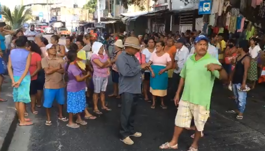 Colonos bloquean 2 puntos de la periferia de Acapulco; piden despensas
