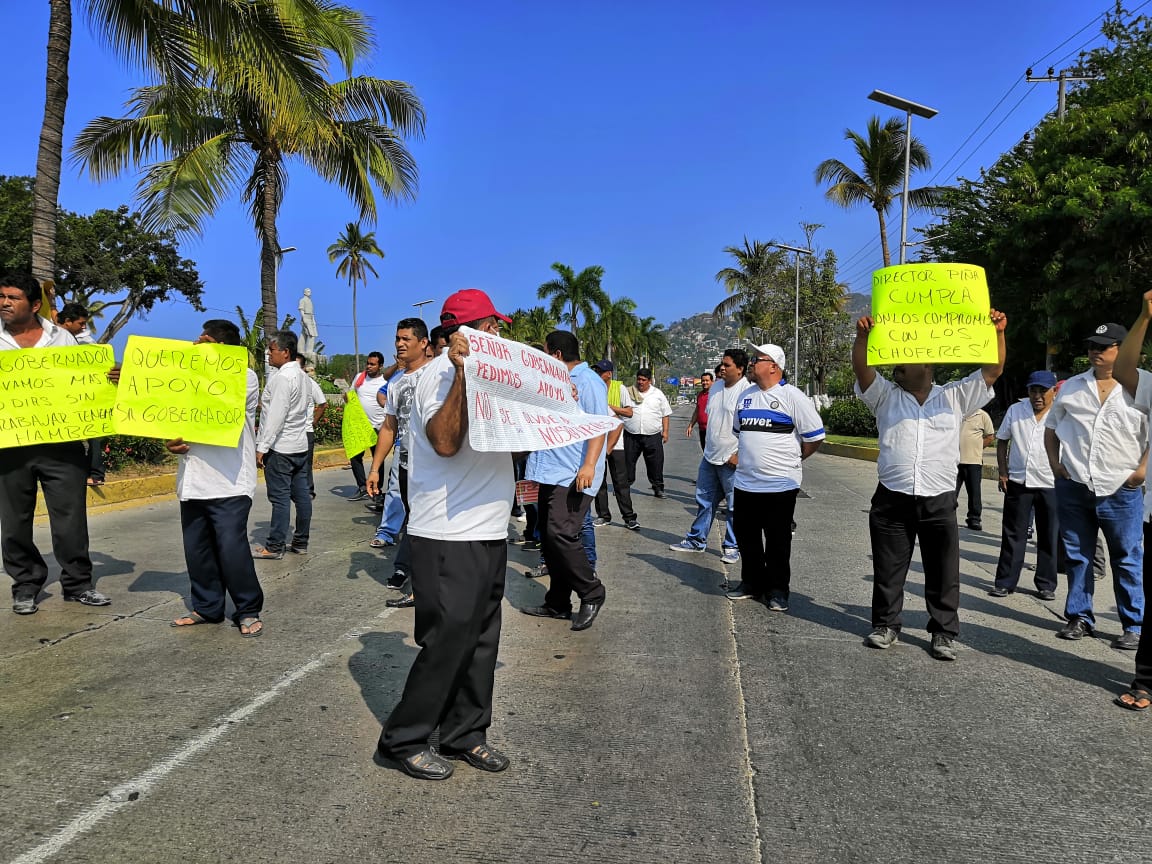 Bloquean transportistas el bulevar de Las Naciones; piden apoyos