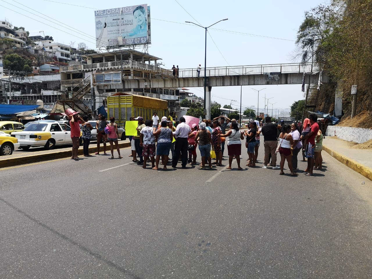 Colonos bloquearon (de nuevo) carretera en Acapulco para exigir despensas