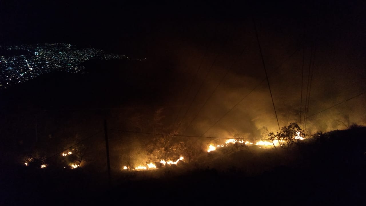 Incendio afectó una hectárea en El Veladero, Acapulco