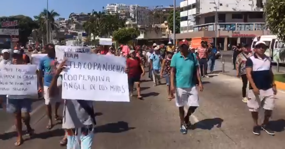 Con marchas, bloqueos y toma de la caseta de la Autopista del Sol, piden apoyos en Acapulco