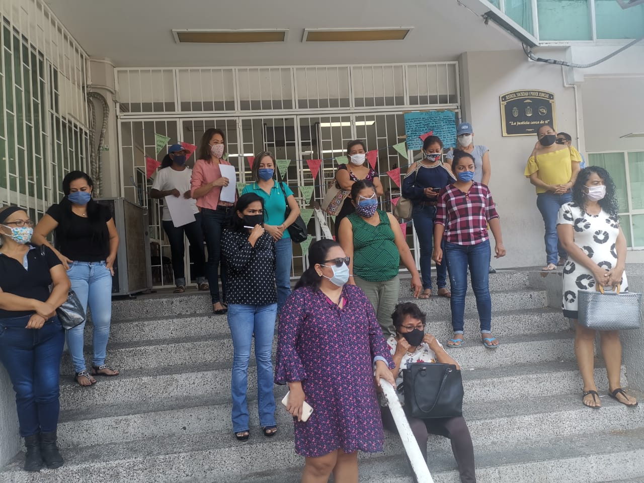 Protestan trabajadoras del Juzgado en Acapulco por falta de bono del diez de mayo