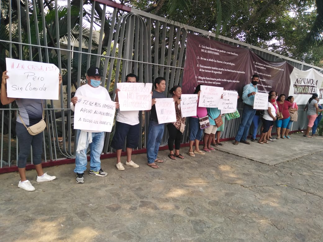 Vecinos protestan por falta de drenaje y despensas en colonia de Acapulco