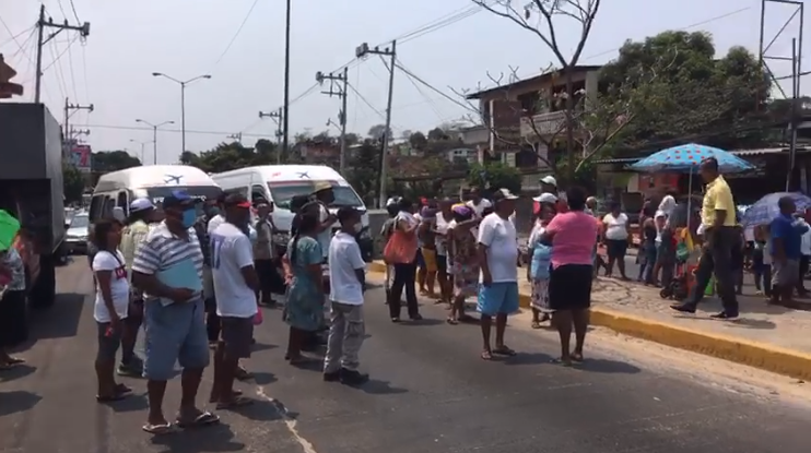 Bloquean bulevar de Acapulco para pedir un comedor comunitario