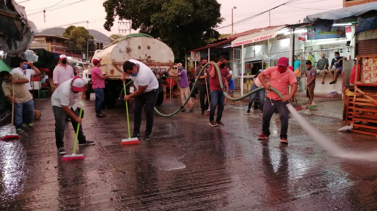 Lavan y desinfectan calles del Mercado Central de Acapulco