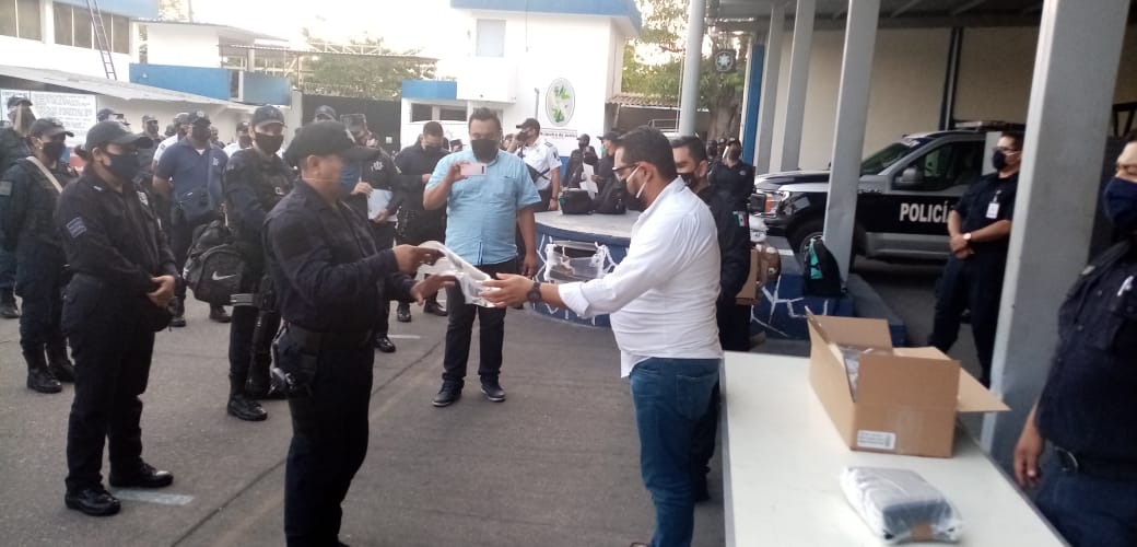 Entregan material médico y equipo Covid-19 a policías de Acapulco