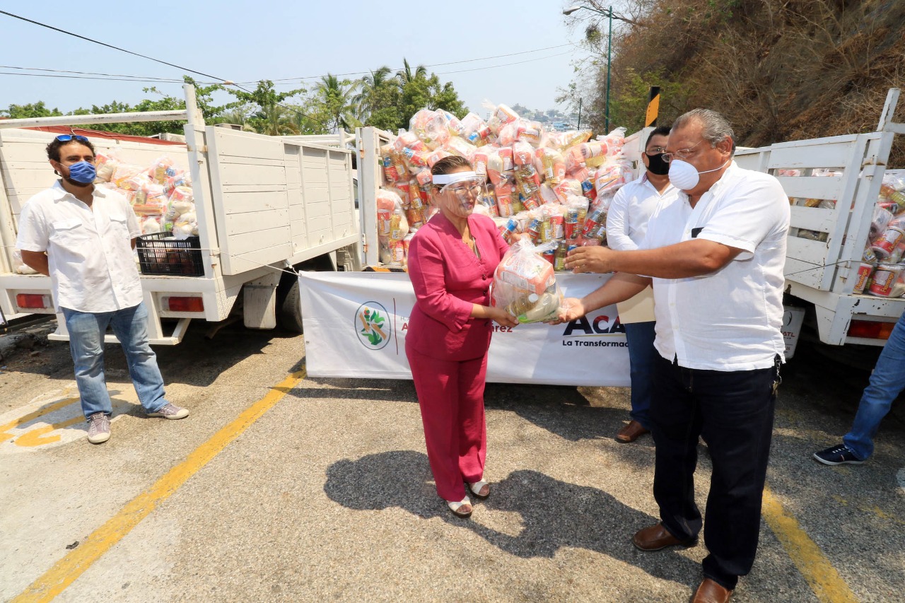 Donan empresarios despensas y agua potable al Gobierno de Acapulco