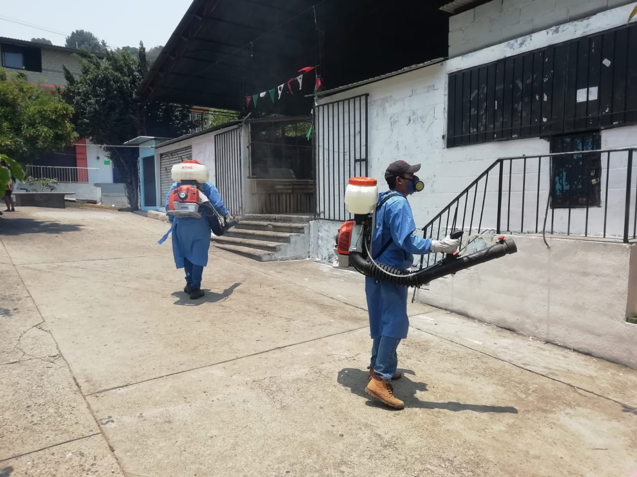 Sanitizan mercados en la zona poniente de Acapulco por Covid-19