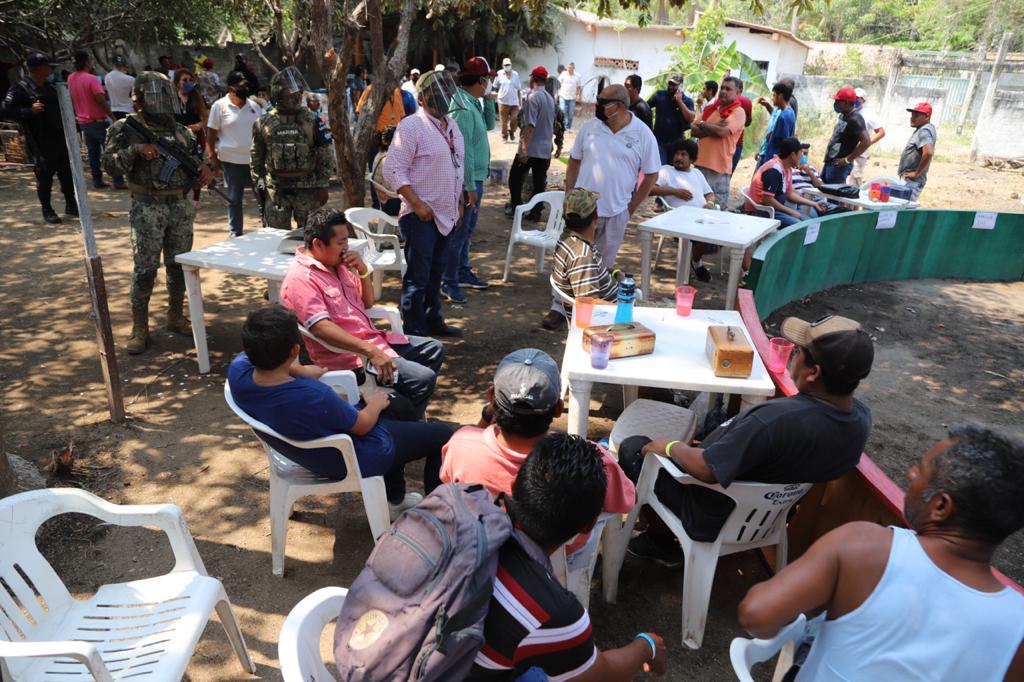 Dispersan a 500 personas en 2 palenques de gallos en Acapulco