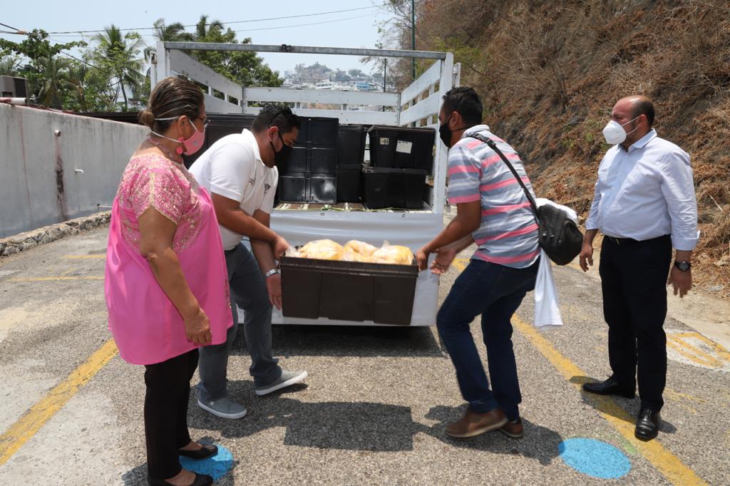 Donan empresarios mil pollos para las 28 Cocinas Comunitarias de Acapulco