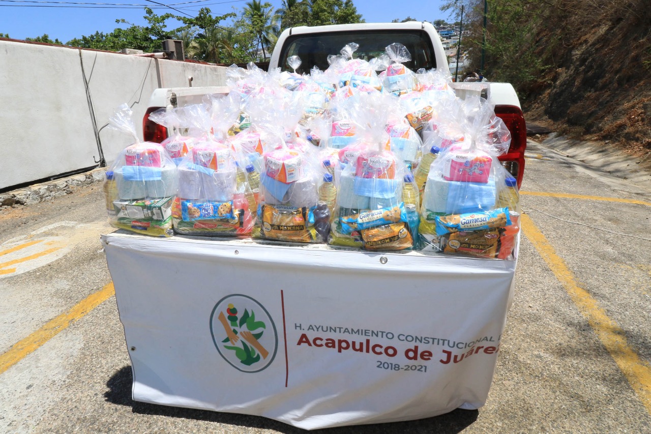 Donan constructores 100 despensas al Ayuntamiento de Acapulco