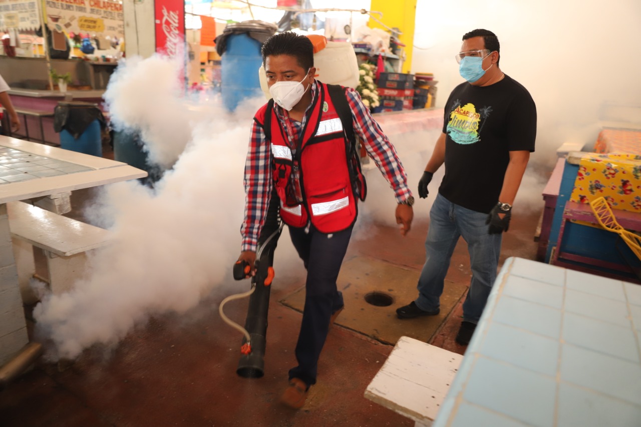 Acapulco: limpian y sanitizan la nave de alimentos del Mercado Central