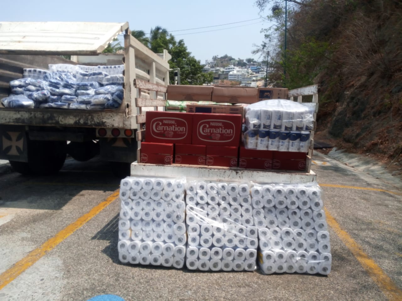 Constructores donan alimentos para los afectados por la contingencia y expresan su confianza al Gobierno de Acapulco