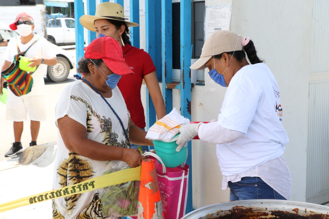 Acapulqueños agradecen comida gratis en 35 Cocinas Comunitarias