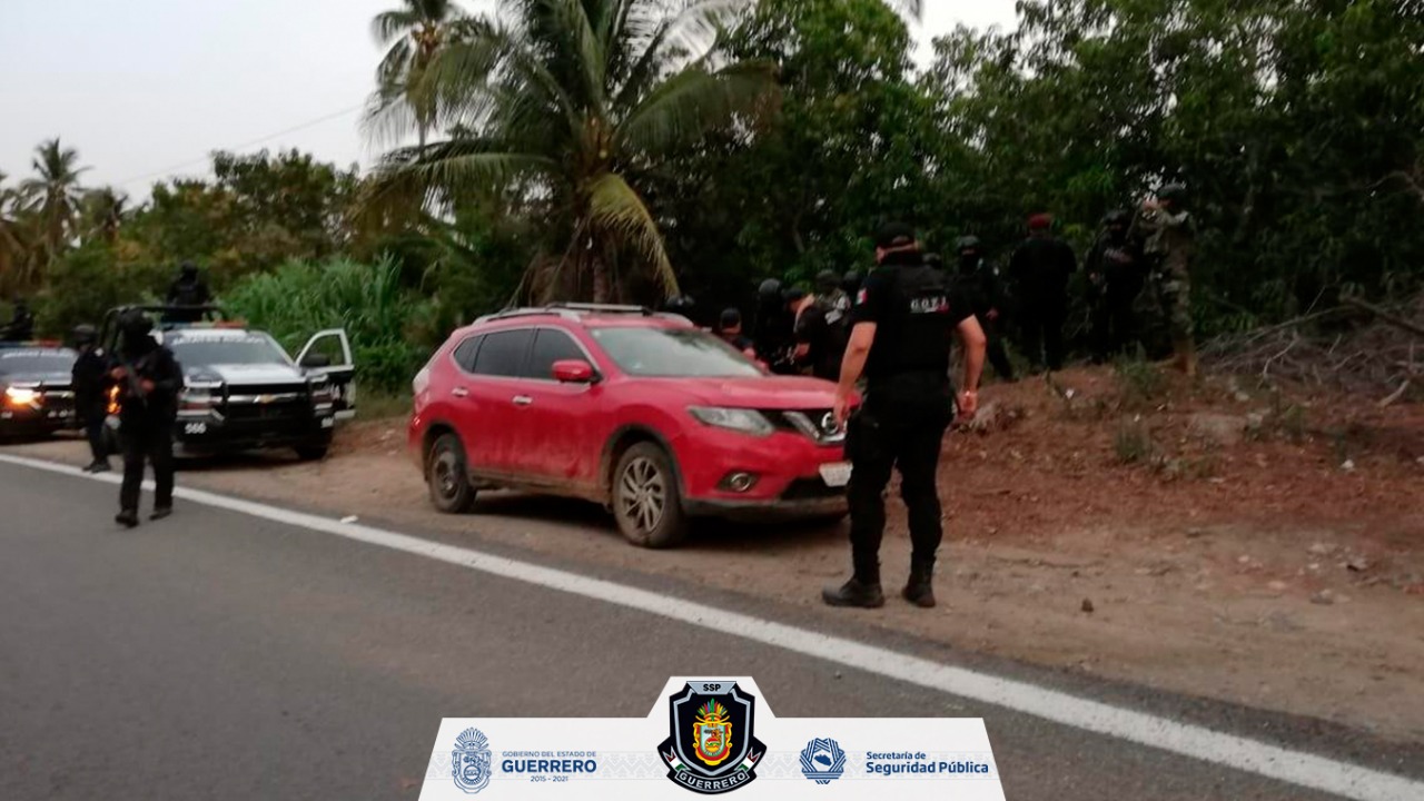 PE decomisa equipo táctico y vehículos robados en Petatlán