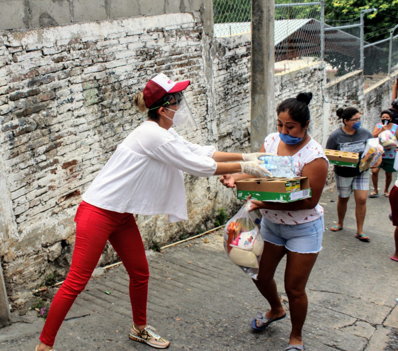 Continúa DIF Acapulco con la entrega de paquetes alimentarios a familias más necesitadas