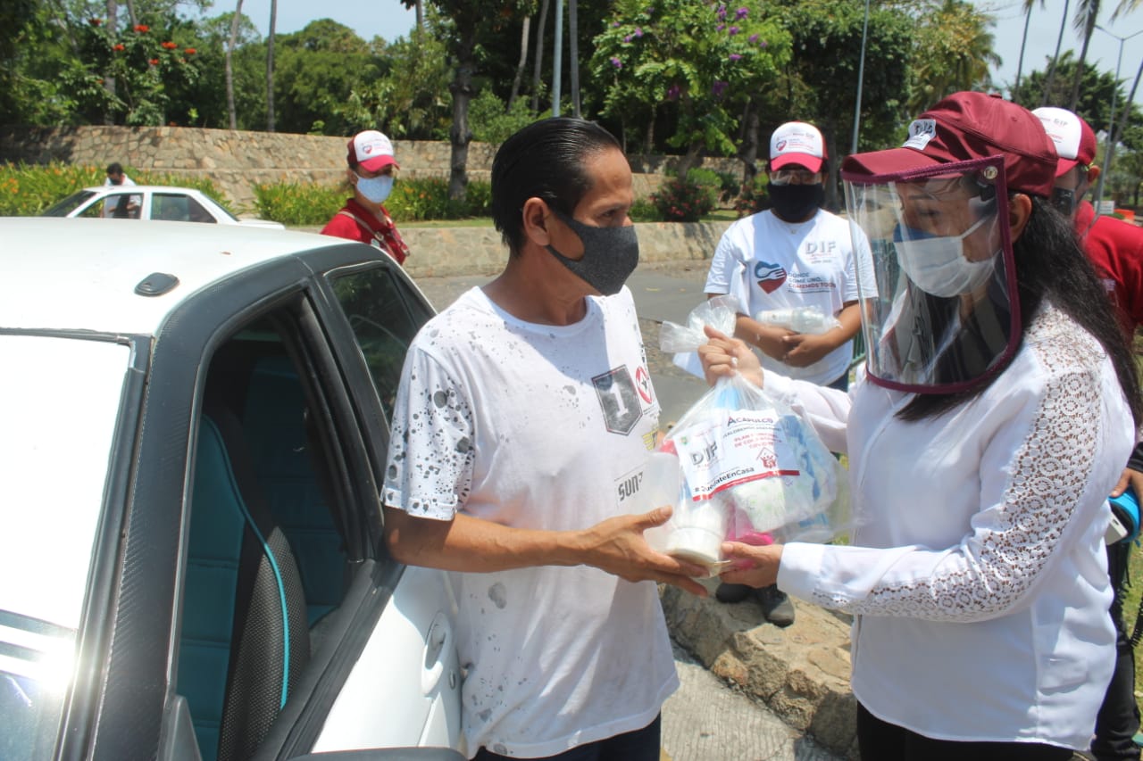Entrega DIF Acapulco paquetes de limpieza a transportistas