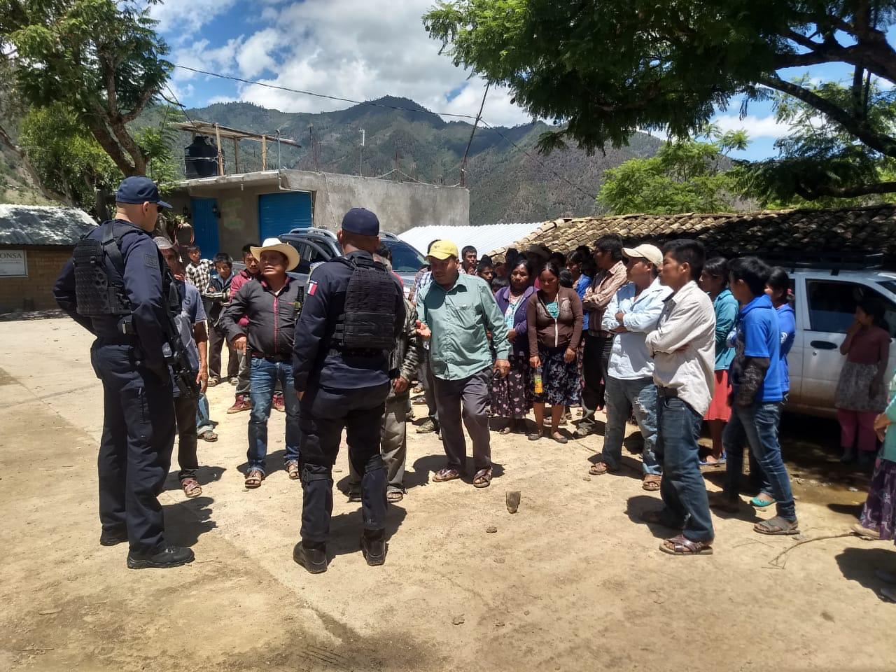 Acude jefe policial a dialogar con pobladores de Cochoapa el Grande