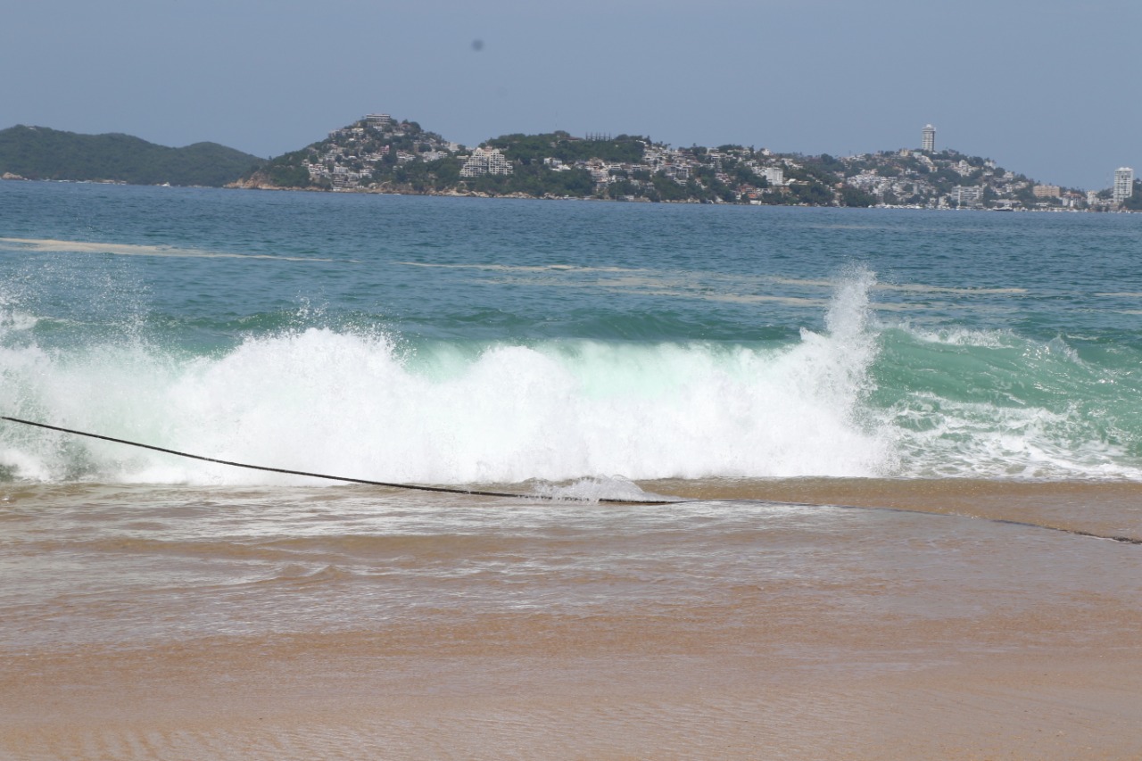 Muere turista ebria y otro es rescatado, en segundo día de reapertura de playas en Acapulco