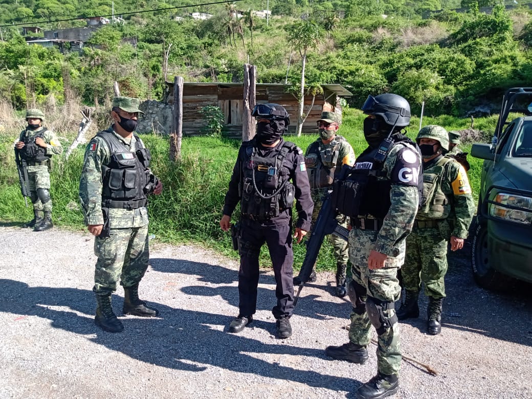 Policía Estatal y Grupo “Jaguar” aseguran cartuchos, cargadores, presunta droga y dos vehículos en La Unión