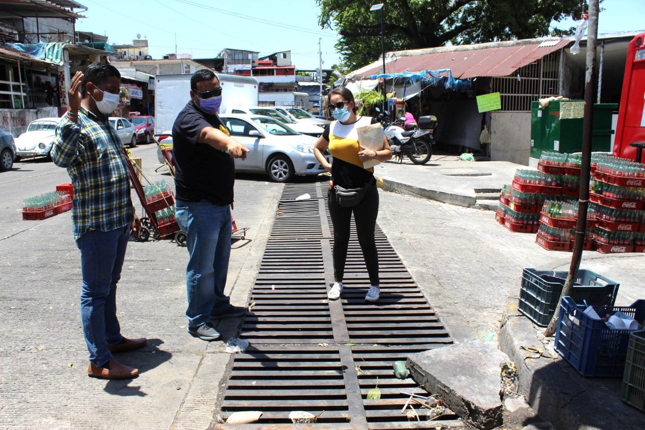 Locatarios y gobierno limpian mercados de Acapulco