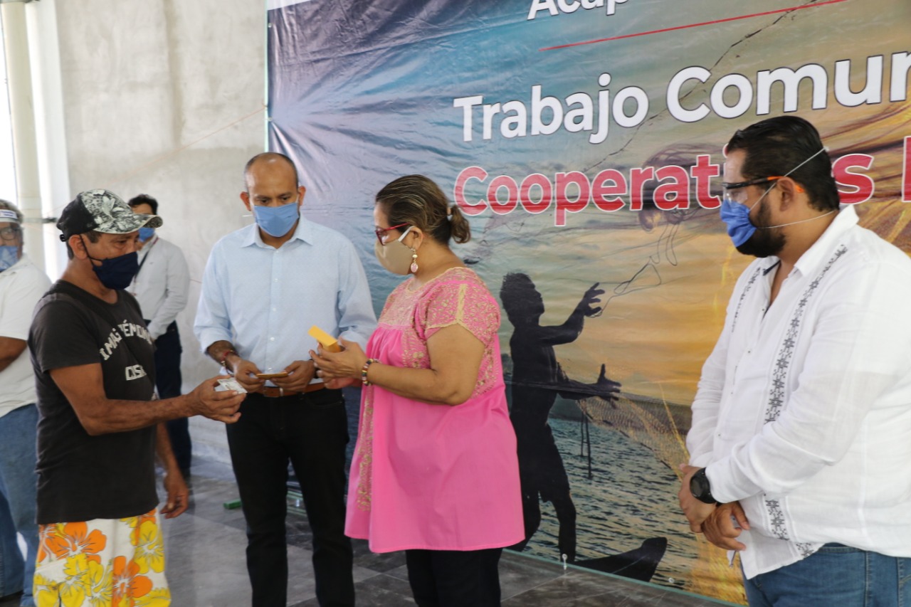 Reciben pescadores pago por trabajo comunitario durante pandemia