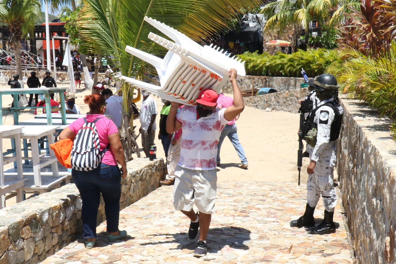 Impiden venta de comida y retiran mobiliario en playas de Caleta y Caletilla