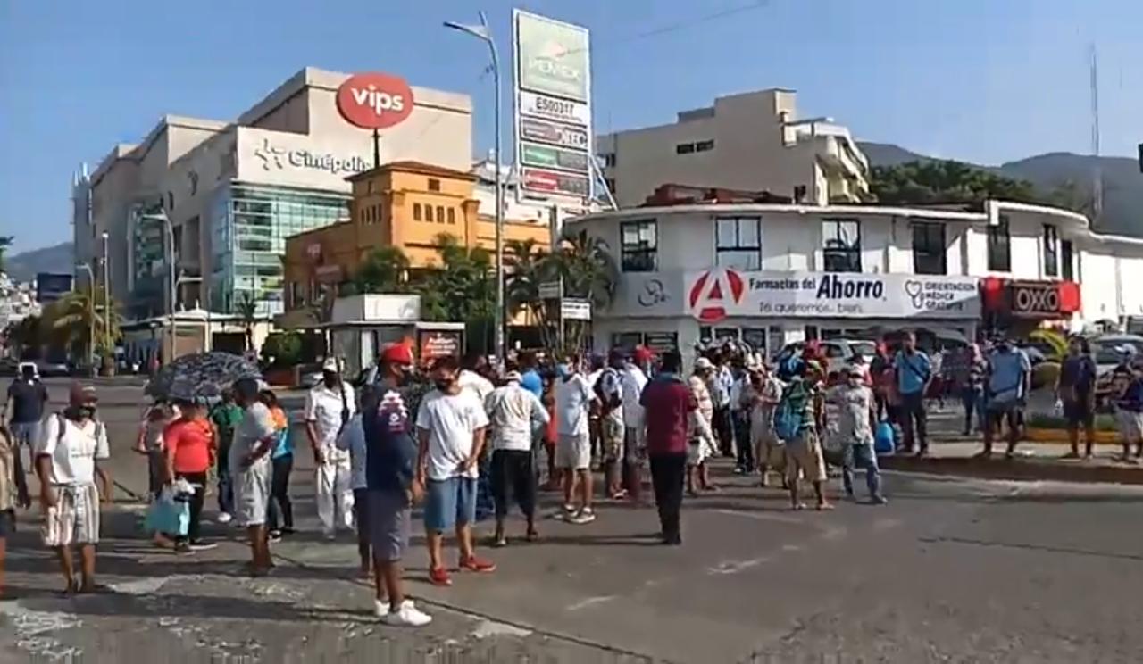 Bloquean prestadores de servicios turísticos Costera de Acapulco; se niegan a dejar concesión federal