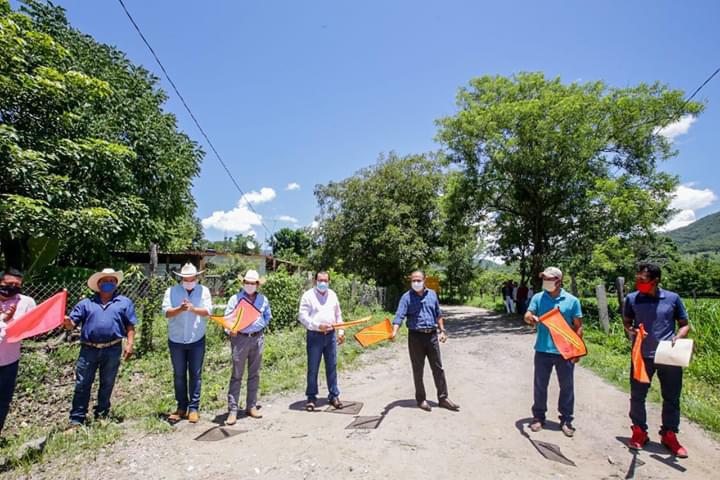 Astudillo inaugura obras en pueblos santos de Guerrero