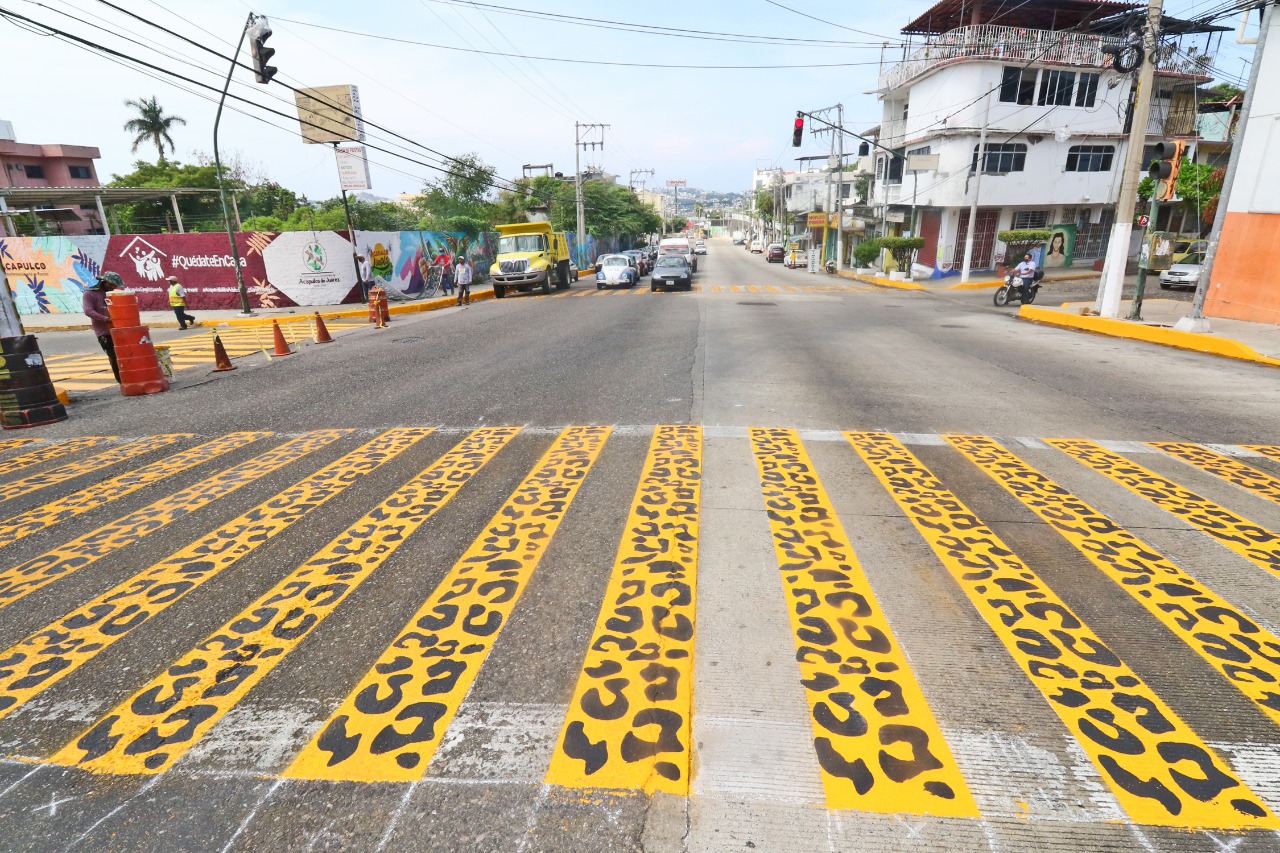 Renuevan con vistosos diseños las líneas peatonales de Acapulco