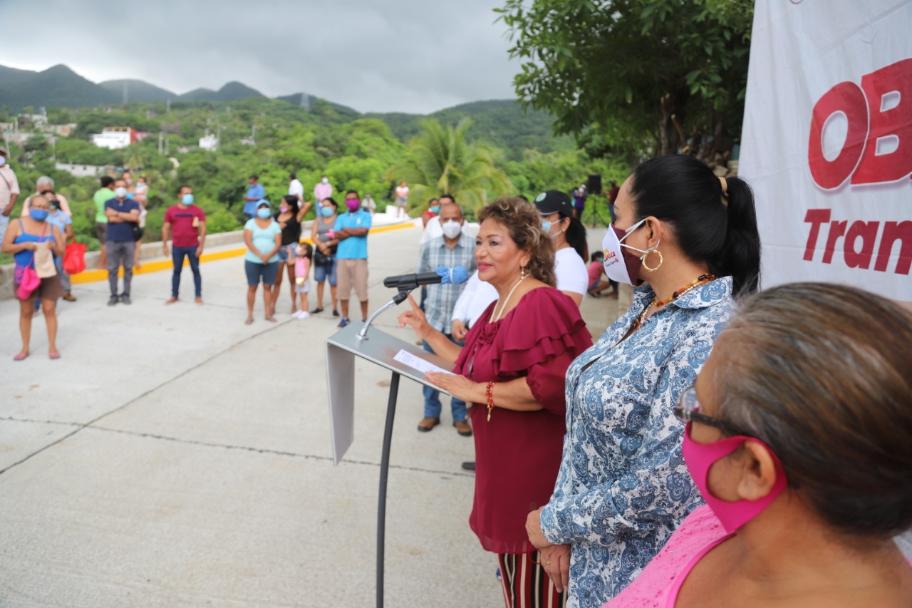 Cumple Adela Román su palabra e inaugura obra social integral