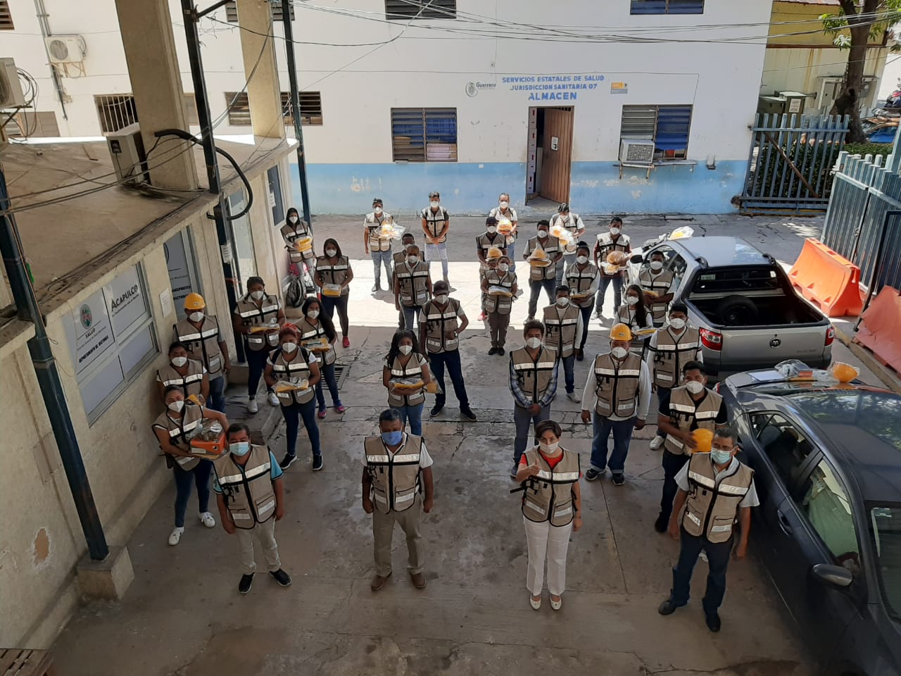 Entregan uniforme y equipo a personal que combate al mosco Aedes Aegypti