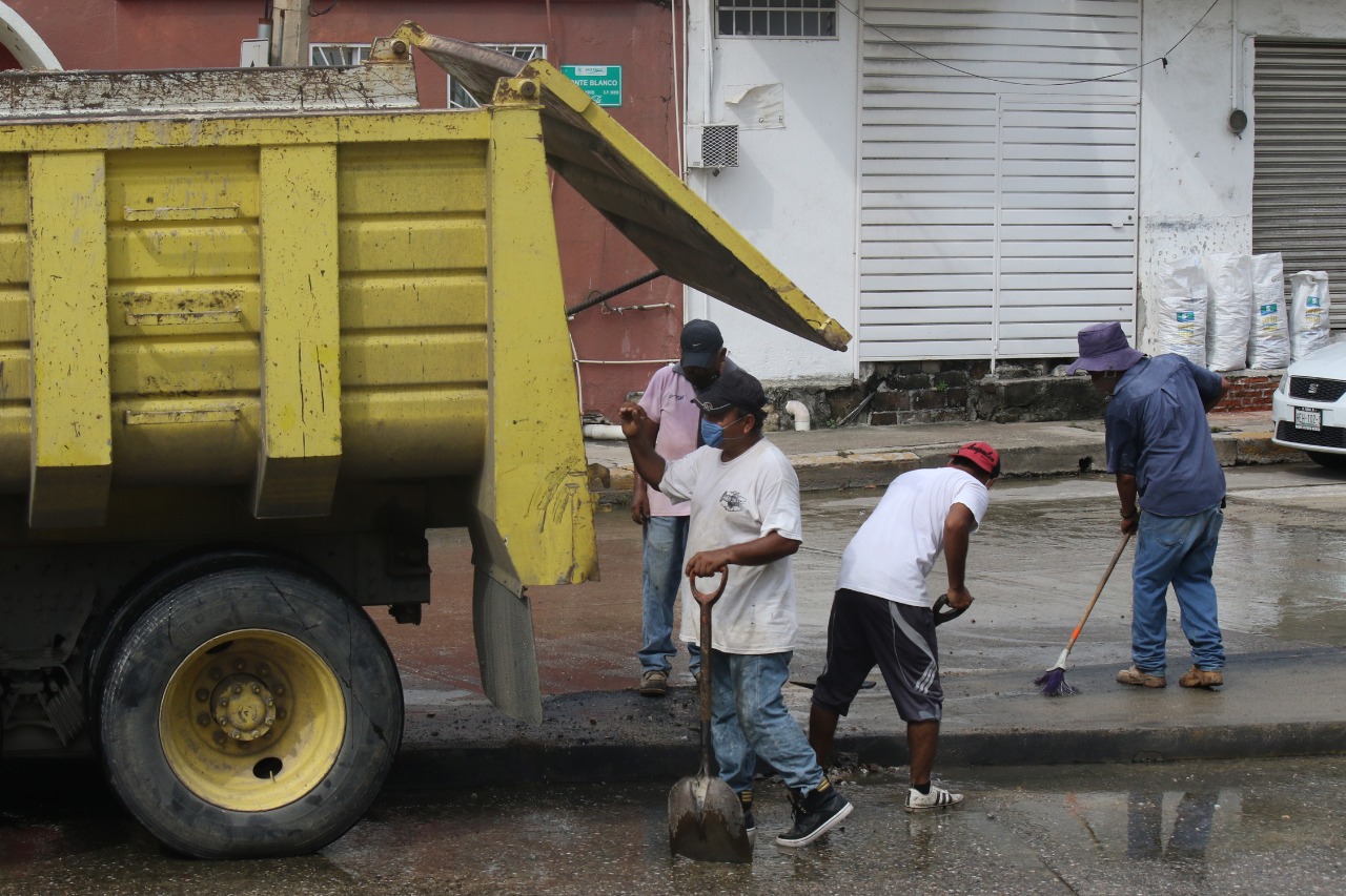 Brigadas municipales limpian arrastres por lluvias en Acapulco