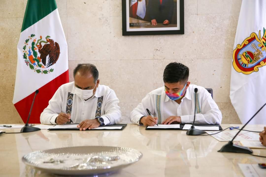 Astudillo firma convenio para impulsar economía local generada por jóvenes